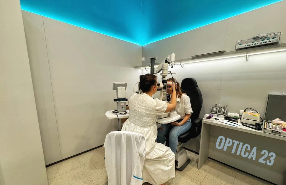 Consultație oftalmologică — testare vedere la OPTICA 23